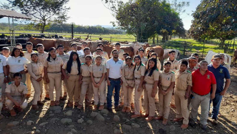 ESTUDIANTES AGROPECUARIOS VISITAN LA ESTACIÓN EXPERIMENTAL «CARLOS M.ORTEGA» EN GUALACA PARA AMPLIAR SU FORMACIÓN TÉCNICA